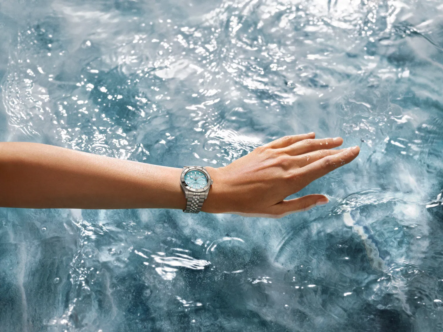 Discover the new Black Bay 54 “Lagoon Blue” from TUDOR!